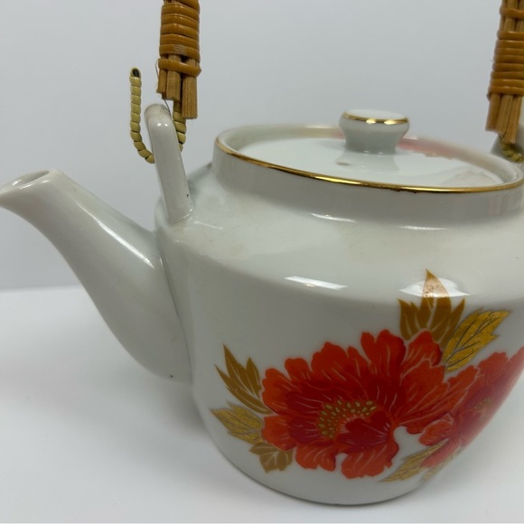 Otagiri Peony Teapot red & gold on white porcelain with bamboo rattan handle - Picture 4 of 10